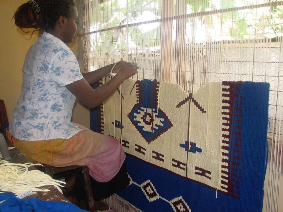 Rug weaving at TEXFAD
